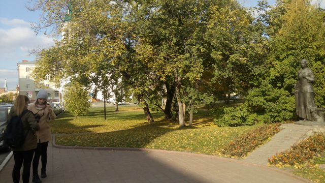 Памятник матери потерявшей во время Великой Отечественной войны семерых сыновей.jpg